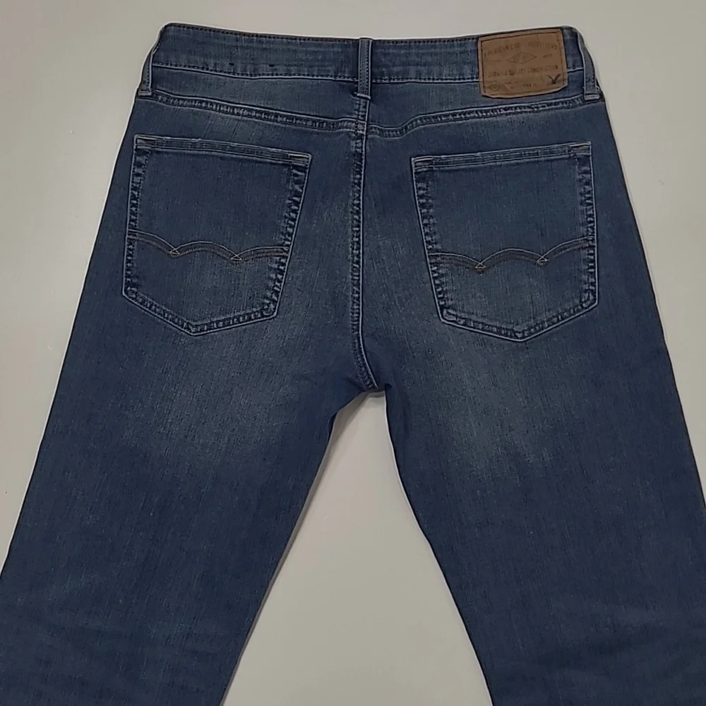 AE 360 Extreme Flex Jeans Straight Mid Wash Midi Waist Rise Whiskered Worn 31x32